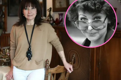 Krystyna Giżowska w beżowym swetrze i białych spodniach, obok zdjęcie z młodości, gdy była żoną swojego pierwszego męża.