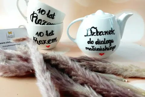 Zestaw filiżanek i dzbanek z napisem "10 lat razem" i "Dzbanek do dialogu małżeńskiego". Idealny prezent na 10 rocznicę ślubu.