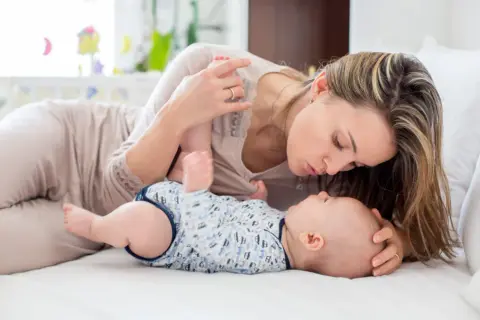 Jak często zmieniać pieluchę noworodkowi, aby uniknąć podrażnień?
