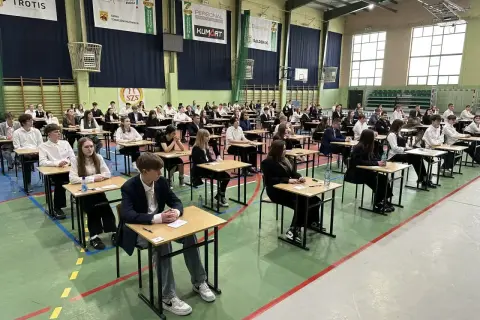Uczniowie piszą egzamin ósmoklasisty z matematyki. Wszyscy skupieni, czekają na wyniki, ile punktów za egzamin ósmoklasisty z matematyki?