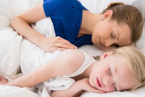 Do jakiego wieku dziecko śpi z rodzicami? Kluczowe informacje i porady