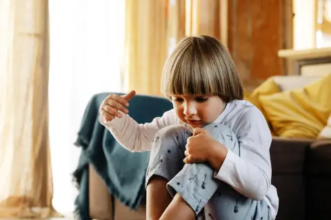 Jak pomóc dziecku z tikami nerwowymi i poprawić jego komfort emocjonalny