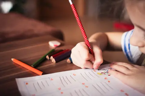 Dziecko pisze, a obok leżą kredki. Czy to dysortografia, co to za trudność w nauce pisania?