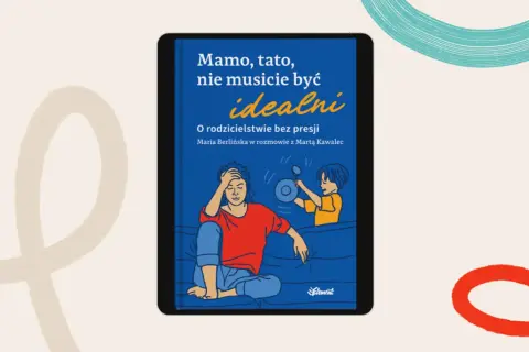 Okładka książki "Mamo, tato, nie musicie być idealni" o rodzicielstwie bez presji. Ilustracja przedstawia zmęczoną mamę i bawiące się dziecko.