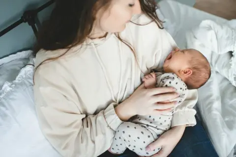 Mama tuli tulista niemowlaka, który właśnie zaczął płakać.