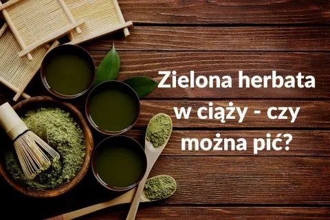 Zielona herbata w ciąży - czy można pić? Miseczka z zieloną herbatą matcha, bambusowa miotełka i liście na drewnianym tle.