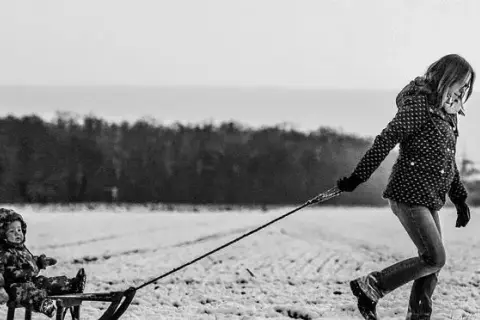 Przy jakiej temperaturze nie wychodzić z dzieckiem, aby uniknąć zagrożeń?