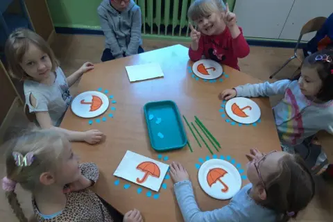 Jak powstaje deszcz w przedszkolu – proste eksperymenty i zabawy
