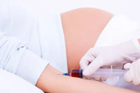 Pobieranie krwi u ciężarnej w 15 tygodniu ciąży. Badanie krwi jest ważne dla zdrowia mamy i dziecka.