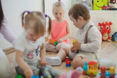 Ile godzin dziecko może być w żłobku? Poznaj ważne zasady i limity