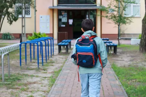 Chłopiec z plecakiem idzie do szkoły. Czy religia wlicza się do średniej? Zobaczymy, co przyniesie nowy rok szkolny.