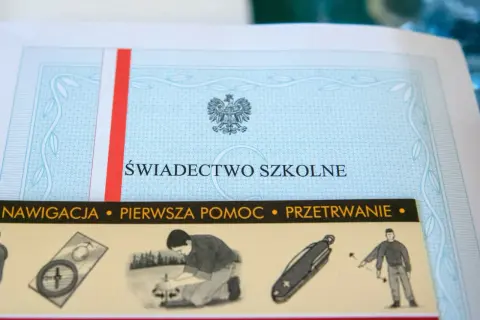 Świadectwo szkolne z czerwonym paskiem, symbol polskości i sukcesu. Obok grafiki o nawigacji, pierwszej pomocy i przetrwaniu.