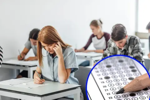 Uczniowie piszą egzamin ósmoklasisty. Każdy punkt to procent szansy na sukces.