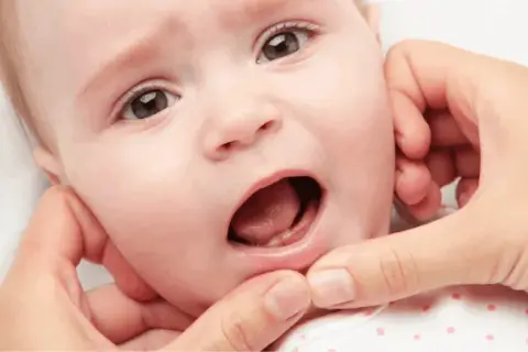 Ząbkowanie u niemowlaka kiedy: co musisz wiedzieć o objawach i czasie