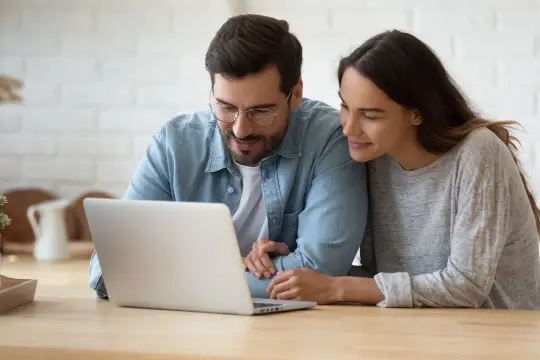 Para planuje wspólne zakupy online, wzmacniając swój związek kohabitacyjny.
