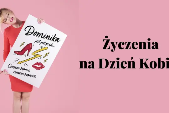 Kobieta z plakatem "Dominika jest jak prąd... Czasem kopnie, czasem popieści." na Dzień Kobiet. Idealne życzenia na Dzień Kobiet śmieszne!