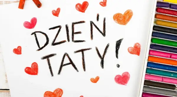 Dzień Ojca kiedyś był tak prosty! Dzieci rysują serca i piszą "Dzień Taty!" kredkami.
