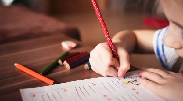 Dziecko pisze, a obok leżą kredki. Czy to dysortografia, co to za trudność w nauce pisania?