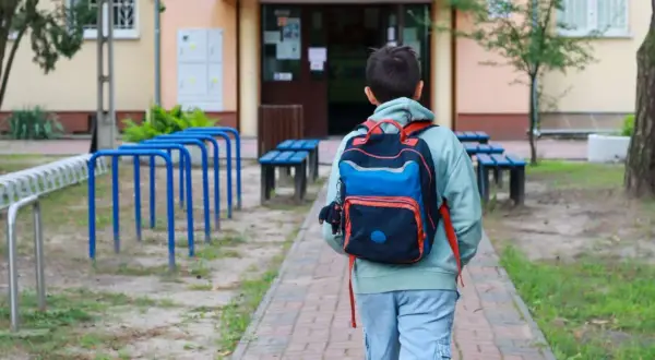Chłopiec z plecakiem idzie do szkoły. Czy religia wlicza się do średniej? Zobaczymy, co przyniesie nowy rok szkolny.