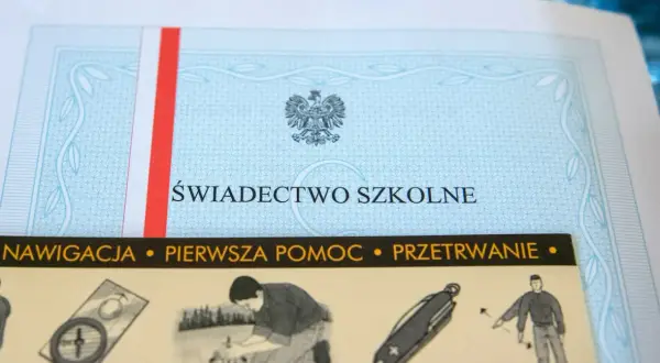 Świadectwo szkolne z czerwonym paskiem, symbol polskości i sukcesu. Obok grafiki o nawigacji, pierwszej pomocy i przetrwaniu.