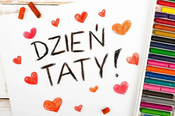 Dzień Ojca kiedyś był tak prosty! Dzieci rysują serca i piszą "Dzień Taty!" kredkami.