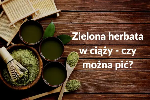 Zielona herbata w ciąży - czy można pić? Miseczka z zieloną herbatą matcha, bambusowa miotełka i liście na drewnianym tle.