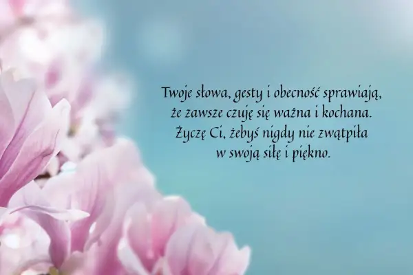 Delikatne, różowe kwiaty magnolii na błękitnym tle. Tekst: "Twoje słowa, gesty i obecność sprawiają, że zawsze czuję się ważna i kochana. Życzę Ci, żebyś nigdy nie zwątpiła w swoją siłę i piękno." Wszystkiego najlepszego z okazji Dnia Mamy!