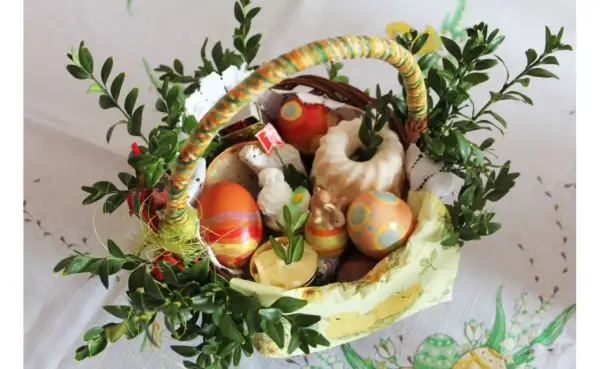 W koszyczku wielkanocnym znajdują się pisanki, babka, chleb, masło i figurki zwierząt. To tradycyjne co wklada sie do koszyczka wielkanocnego.