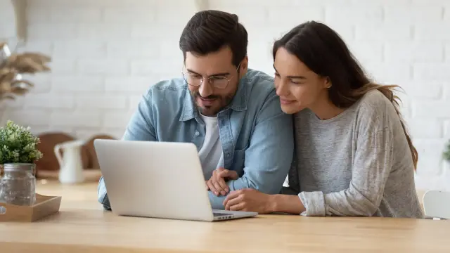 Para planuje wspólne zakupy online, wzmacniając swój związek kohabitacyjny.