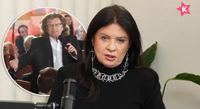Zofia Czernicka wspomina swojego pierwszego męża, Krzysztofa Kolbergera, który przemawia na scenie.